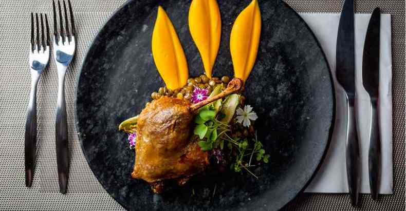 Confit de pato com pur de cenoura e lentilhas(foto: Victor Schwaner/Divulgao)