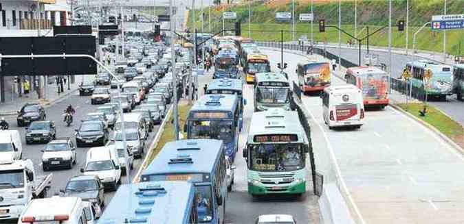 Os engarrafamentos so a parte mais visvel da precariedade do transporte coletivo nas grandes cidades(foto: paulo filgueiras/em/d.a press - 4/4/11)