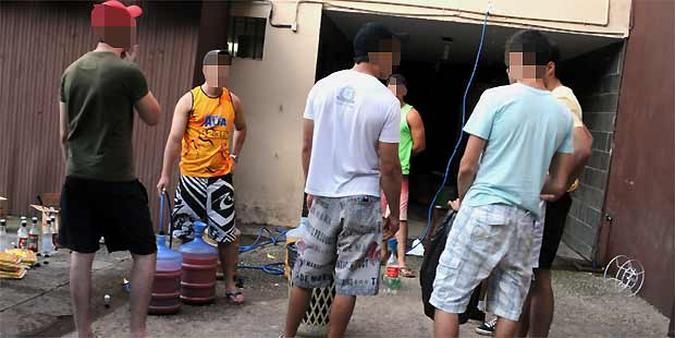 No dia em que a Ufop lamentava a morte de mais um aluno, estudantes de outra moradia já preparavam bebidas para animar festa(foto: Jackson Romanelli/EM/D.A Press) No dia em que a Ufop lamentava a morte de mais um aluno, estudantes de outra moradia já preparavam bebidas para animar festa(foto: Jackson Romanelli/EM/D.A Press)