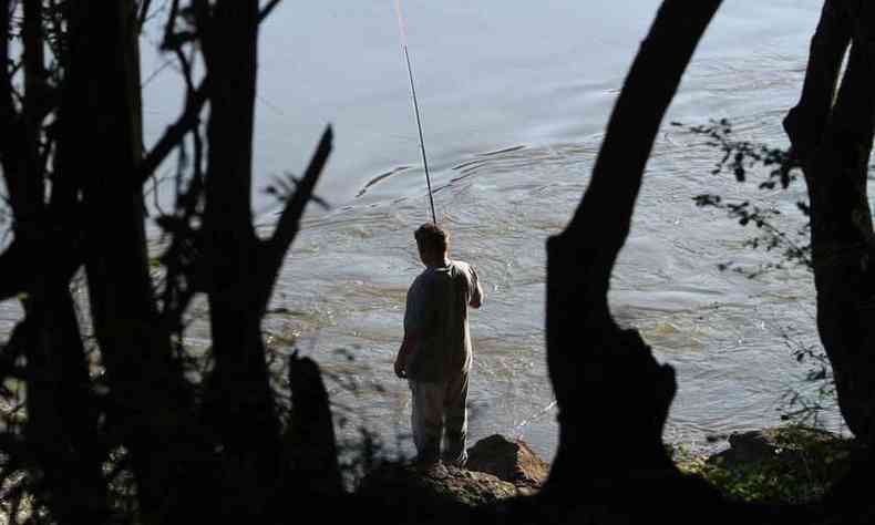 Pescador se arrisca s margens do afluente Rio So Joo, que apresenta nveis crticos de contaminao por alumnio, especialmente entre os municpios de Conceio do Par e Pitangui