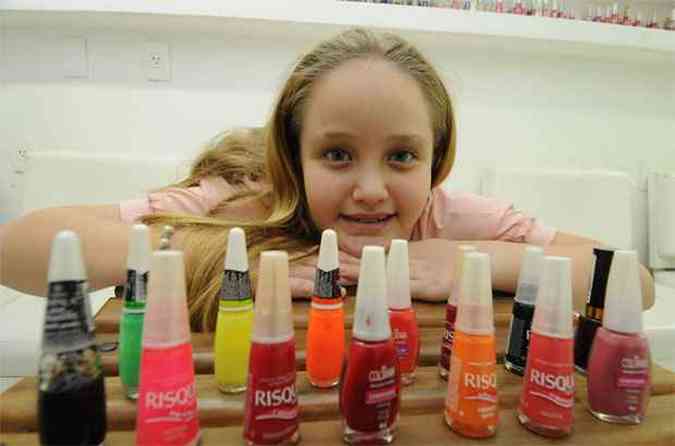 Carolina Lana tem 9 anos e já adora colorir as unhas e, com isso,