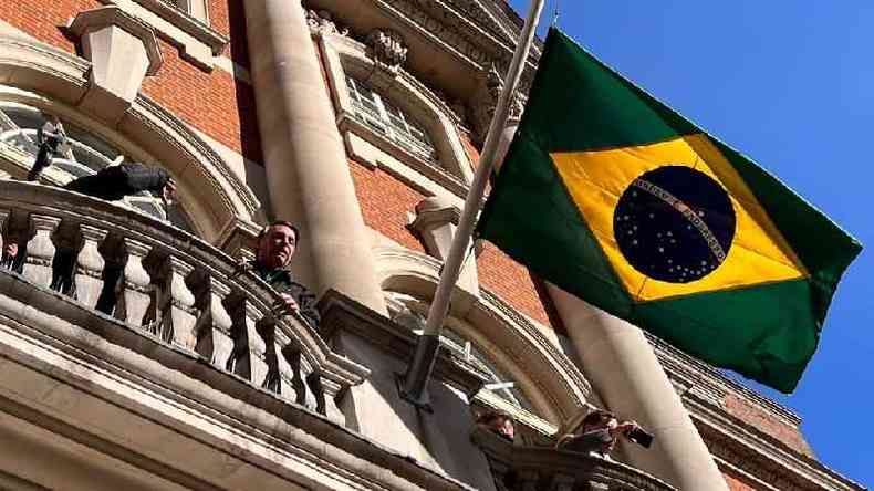 Com bandeira a meio mastro, Bolsonaro discursa a apoiadores na sacada da residência do embaixador em Londres