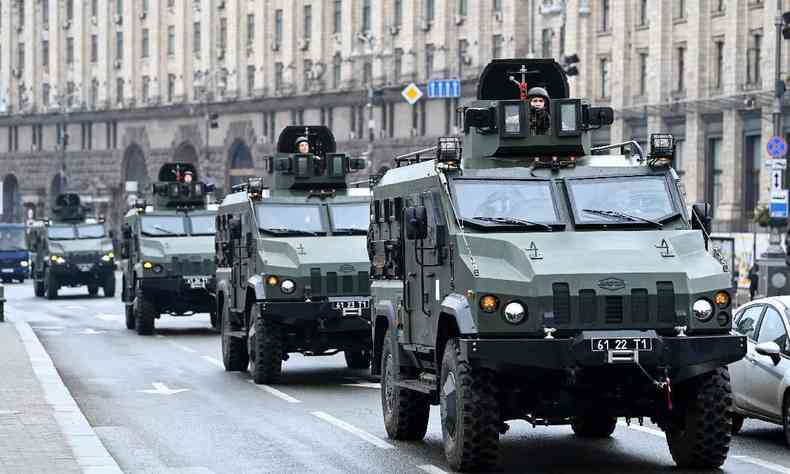Veículos militares ucranianos passam pela Praça da Independência no centro de Kiev em 24 de fevereiro de 2022