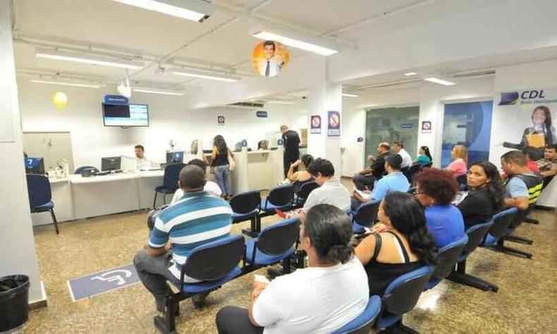 Pessoas endividadas consultam o SPC para e pendências de dívidas (19/11/14)(foto: Marcos Michelin / EM / DA Press) Pessoas em uma sala de espera para ser atendidos