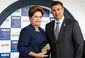 A presidenta Dilma recebe a medalha comemorativa dos 80 anos da Expozebu, em Uberaba (foto: Twitter @blogdoplanalto)