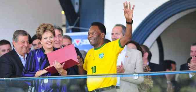 A presidente Dilma, nesta sexta-feira, em Uberaba, ao lado de Pel(foto: Alexandre Guzanshe)