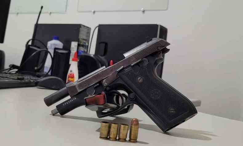 Pistola que foi apreendida no colo do cabo da PM de Uberlndia