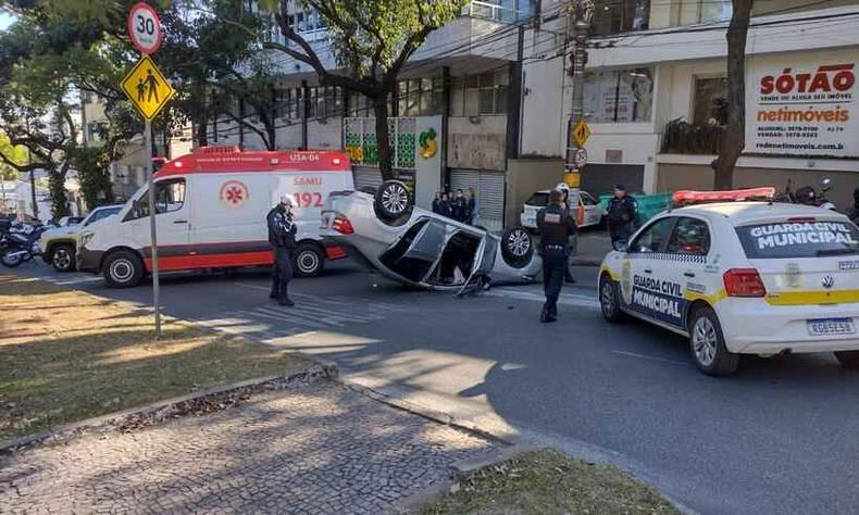 Carro capota e complica trnsito na Avenida Afonso Pena