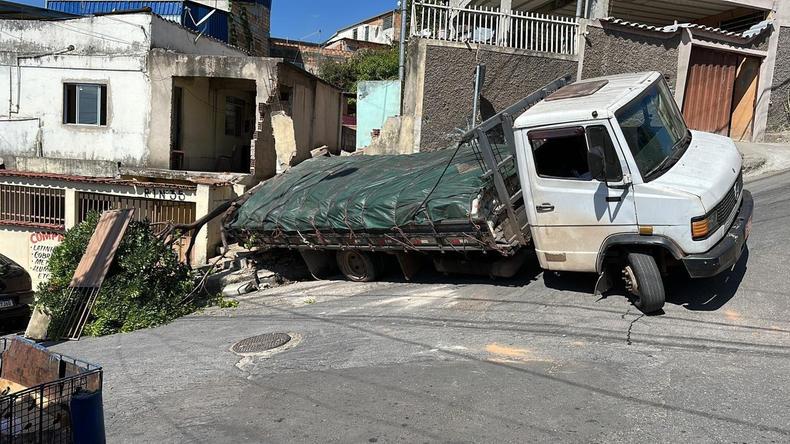 Caminho que invadiu casa em Contagem, na Grande BH