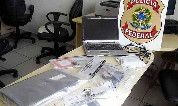 Foram apreendidos computadores, HDs, pen-drives e outras mdias com os suspeitos(foto: Polcia Federal/Divulgao)