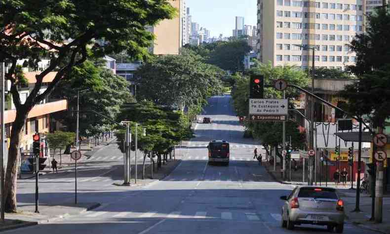 Na Avenida Amazonas, prximo  Praa Raul Soares, poucos pedestres e veculos(foto: Alexandre Guzanshe/EM/D.A Press)