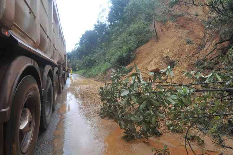 Carreta passa prximo a ponto que ameaa desabar da rodovia BR-356, em Itabirito e Nova Lima 