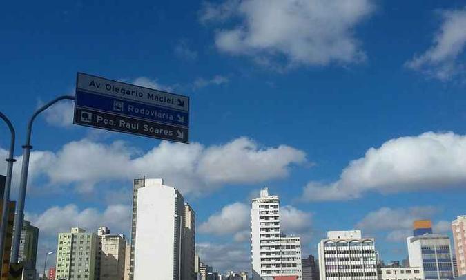 Manhã tem céu entre nuvens na capital mineira e temperatura pode chegar aos 26 graus (foto: Jair Amaral/ EM/ D.A Press) Manhã tem céu entre nuvens na capital mineira e temperatura pode chegar aos 26 graus (foto: Jair Amaral/ EM/ D.A Press)