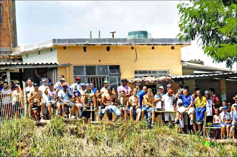 Enquanto alguns torcedores aguardavam o incio do jogo na casa da dona Zuma, no Morro da Pitimba, outros ocupavam os morros nos arredores do Fario. O vendedor Roberto esperava vender 400 picols