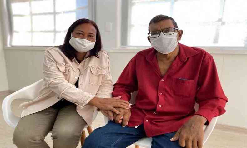Elísio Divino Pereira Alves e a esposa, Maria Erlane Sebastiana, consideram que vacina foi determinante para o quadro leve de COVID-19(foto: Hospital da Baleia/Divulgação )