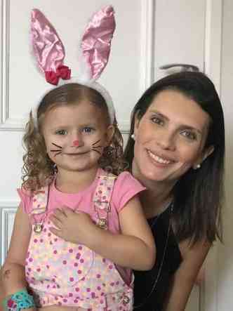 A psicloga Flavia Carnielli e a filha Maria Clara, de 3 anos: menina brinca de se fantasiar de personagens (foto: Arquivo Pessoal)