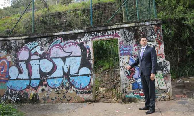 Presidente da Associação de Moradores do Bairro Mangabeiras, Rodrigo Bedran aponta o portão arrombado na estrada do mirante(foto: Paulo Filgueiras/EM/DA Press) Presidente da Associação de Moradores do Bairro Mangabeiras, Rodrigo Bedran aponta o portão arrombado na estrada do mirante(foto: Paulo Filgueiras/EM/DA Press)