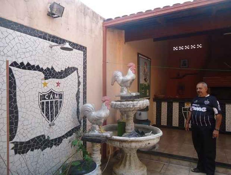 Ademar Bicalho construiu a 'Casa do Galo'(foto: Cida Santana/divulgação) Ademar Bicalho construiu a 'Casa do Galo'(foto: Cida Santana/divulgação)