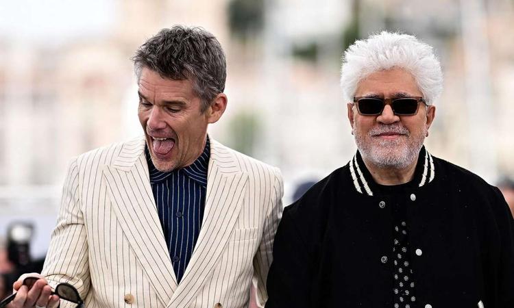 O ator Ethan Hawke e o cineasta Pedro Almodvar apresentaram 'Estranha forma de vida' no Festival de Cannes, em maio deste ano