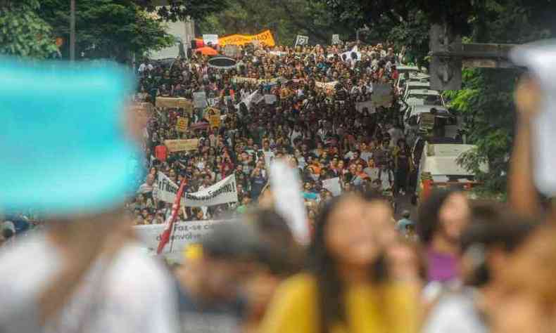 Protesto em BH rene milhares de estudantes, professores e defensores da educao pblica(foto: Leandro Couri/EM/D.A Press)