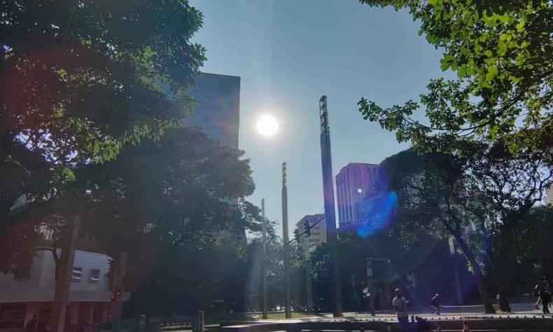 Sol entre rvores e cu claro na regio da Savassi.