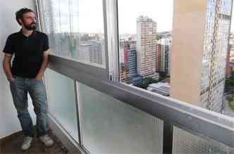Pedro Morais, 36 anos, arquiteto, em seu apartamento no edifcio JK (foto: Beto Novaes/EM/D.A Press)