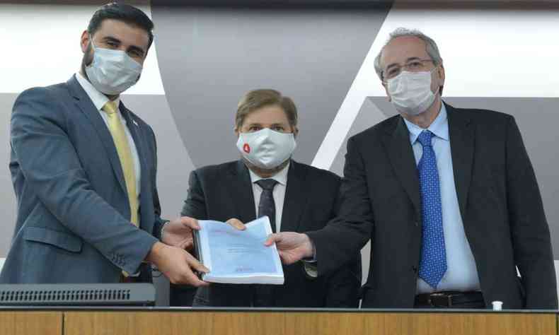 Secretrios de Zema receberam documento formatado por sindicatos das mos do presidente da ALMG, Agostinho Patrus.(foto: Clarissa Barante/ALMG)