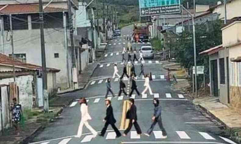 Rua vira a 'Abbey Road' de Luminrias e viraliza nas redes sociais (foto: Reproduo/Internet)