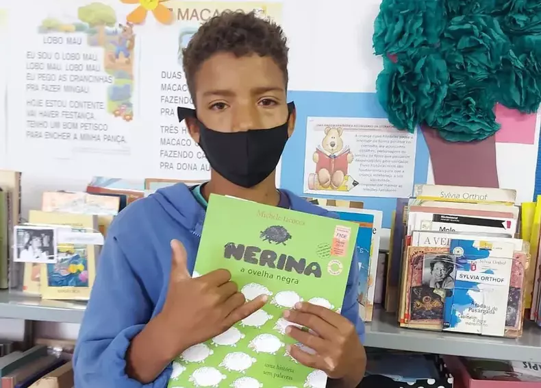 Kaio Souza em feira de livros