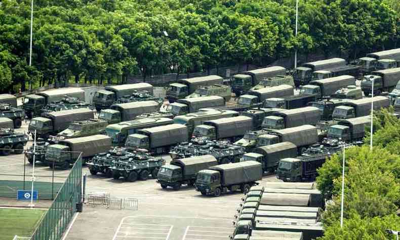 O governo Chins concentrou tropas em Shenzhen, cidade prxima da fronteira com Hong Kong, com a inteno de inibir outra onda de protestos(foto: STR/AFP )