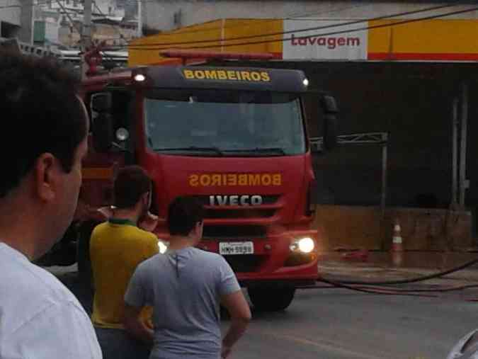 Carreta bate em posto de combustvel, explode e deixa dois mortos em Ponte Nova Corpo de Bombeiros/ Divulgao 