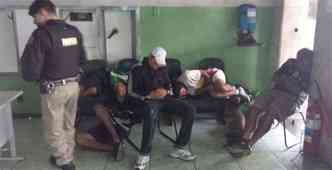 Torcedores dormem em companhia da PM aps terem sido detidos na madrugada(foto: Mateus Parreiras/EM/DA Press)