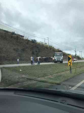 Trnsito no sentido BH da BR-262 foi interrompido.(foto: Dborah Lima/EM/D.A Press)