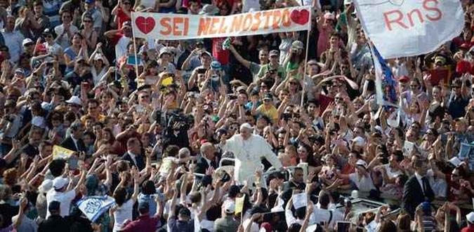 Papa Francisco chegou � cerim�nia no utilit�rio adaptado como papam�vel aberto(foto: FILIPPO MONTEFORTE / AFP)