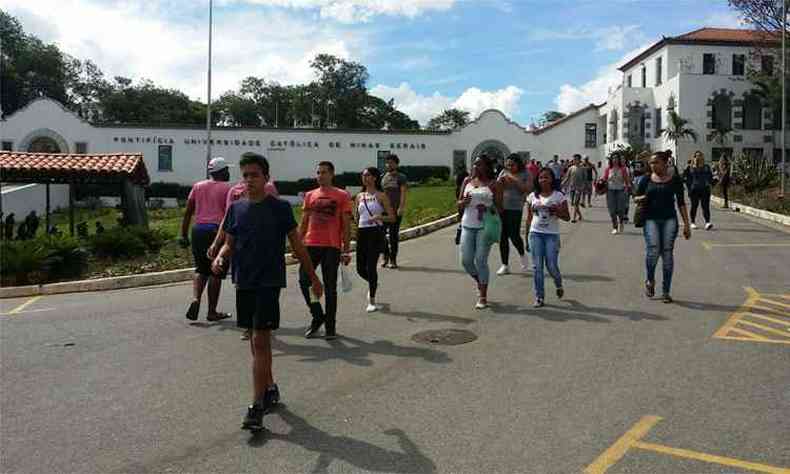 Estudantes deixam o cmpus Corao Eucarstico, da PUC Minas, no segundo dia(foto: Marcos Vieira/EM/DA Press)