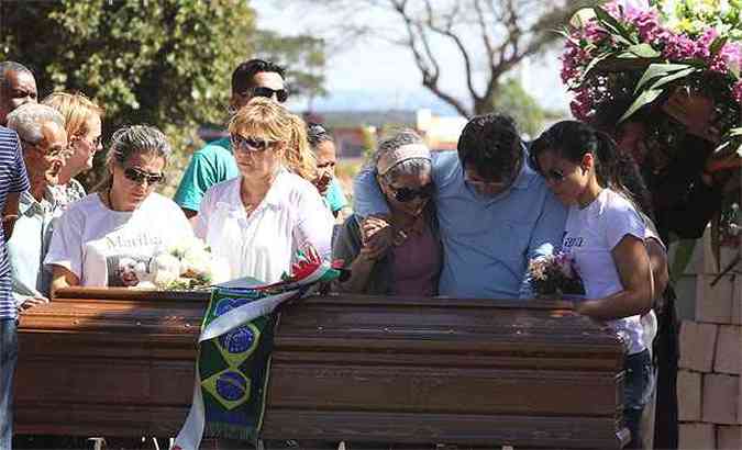 Parentes de Marlia Martins durante o enterro em Uberlndia: sepultamento ocorreu 20 dias depois da morte (foto: Cleiton Borges/Correio de Uberlndia)
