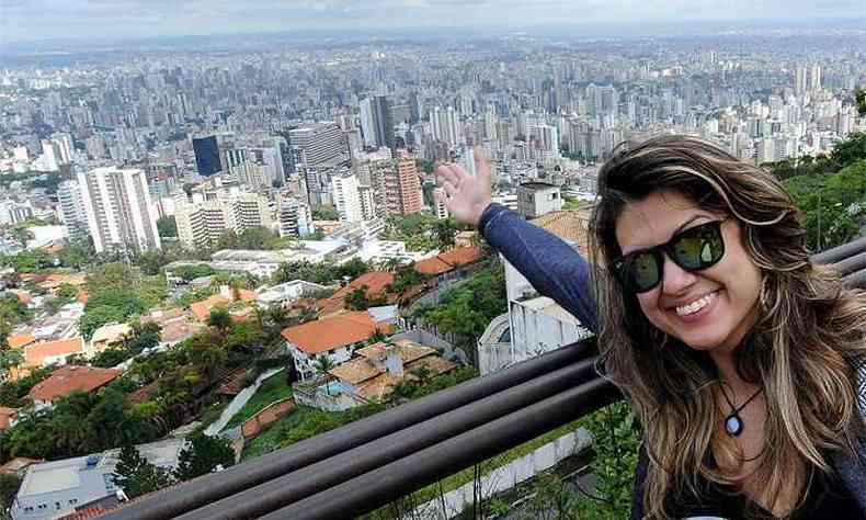 Mariana Tavares, publicitria, de olho na cidade do alto do Mirante do Mangabeiras(foto: BETO NOVAES/EM/D.A PRESS )