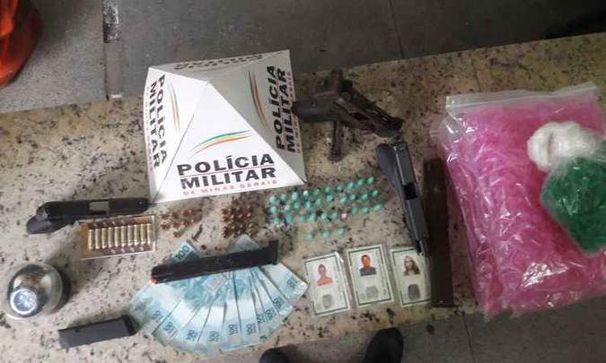 As drogas e armas foram apreendidas pelos policiais no local conhecido como Favelinha(foto: PMMG/Divulgação) As drogas e armas foram apreendidas pelos policiais no local conhecido como Favelinha(foto: PMMG/Divulgação)