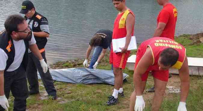 O Corpo de Bombeiros de Gois resgatou, na manh de ontem, seis dos sete corpos da famlia morta no Rio Corumb: 15 homens participaram das buscas(foto: CBMGO/Divulgao)