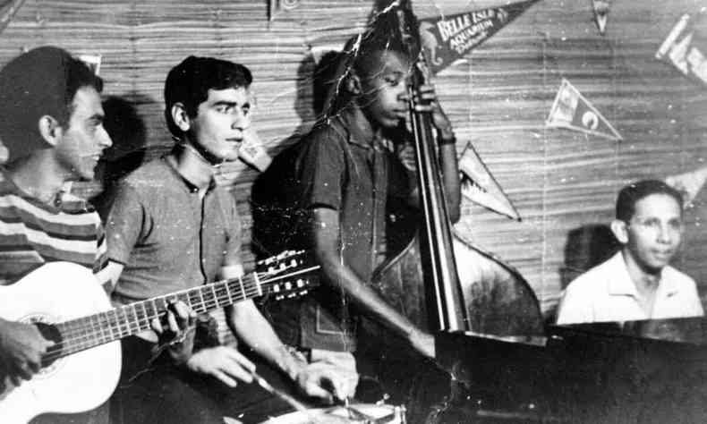 Foto antiga traz Milton Nascimento, muito jovem, tocando baixo acstico ladeado por violonista, baterista e pianista