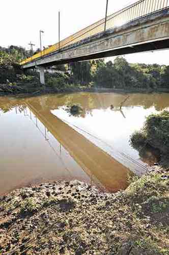 Rio das Velhas em Honrio Bicalho, na Grande BH: vazo cai a cada dia(foto: JUAREZ RODRIGUES/EM/D.A PRESS)