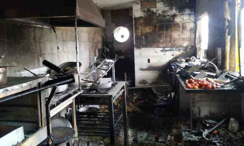 Fogo atingiu toda cozinha do estabelecimento(foto: Corpo de Bombeiros/Divulgao)