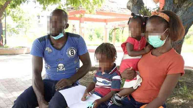 O haitiano Patrick, a mulher e os dois filhos brasileiros
