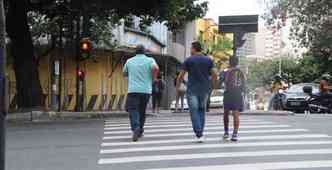 Pedestres atravessam pista mesmo com sinal vermelho perto da Praa Raul Soares: comportamento aumenta risco de acidentes(foto: Cristina Horta/EM/DA Press)
