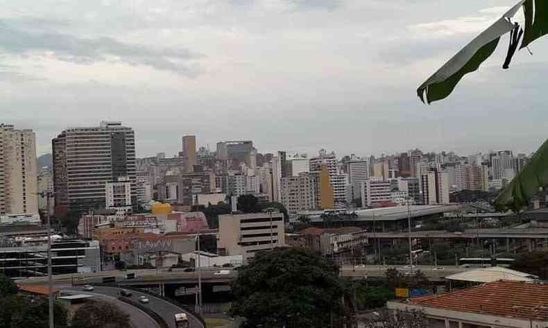 Vista panormica de Belo Horizonte com cu nublado 
