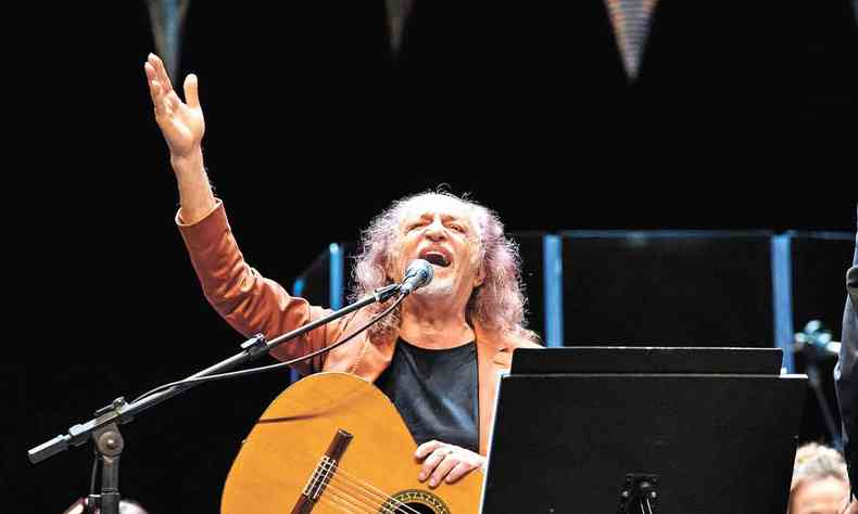 O msico Alceu Valena canta e levanta o brao, durante show em Belo Horizonte