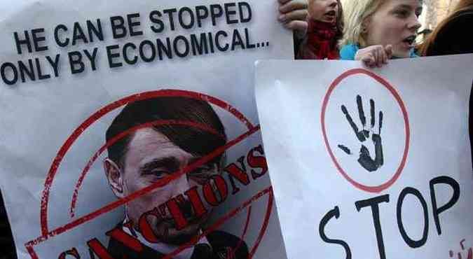 Protestos em frente  embaixada alem em Kiev comparam Putin a Hitler(foto: ANATOLII STEPANOV/AFP)