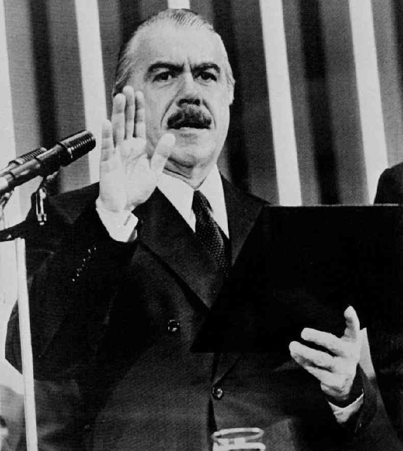 Ex-presidente Jos Sarney em foto em preto e branco