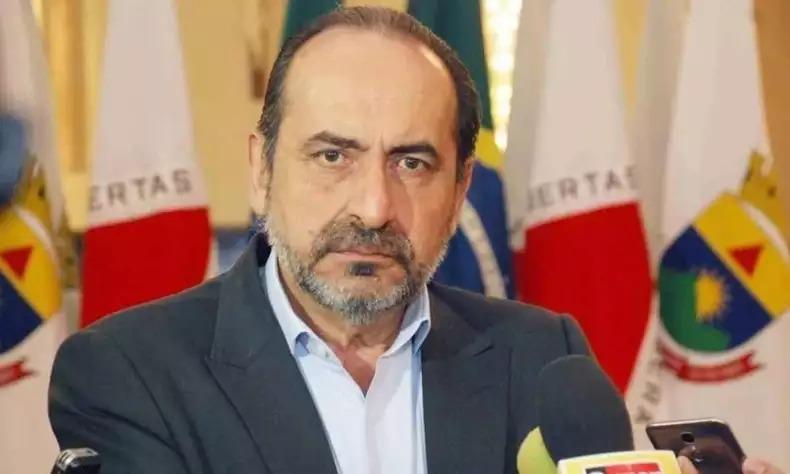 Kalil de barba; atrs dele, bandeiras de Minas e de Belo Horizonte