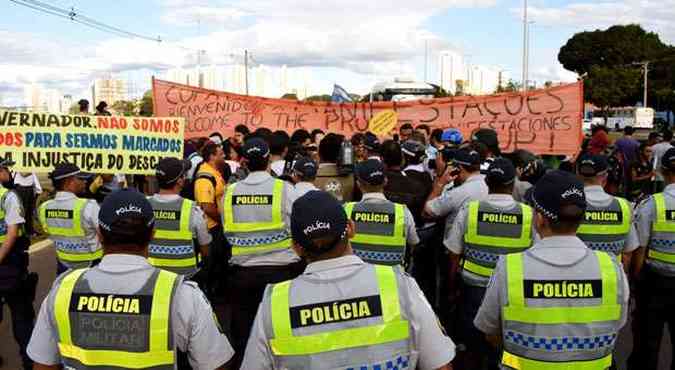 Polcia bloqueia passagem de manifestantes que queriam se aproximar de Fan Fest(foto: Evaristo SA/AFP)